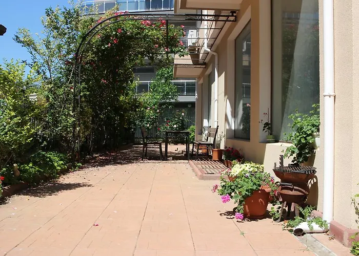 Flowers Gæstehus 4*